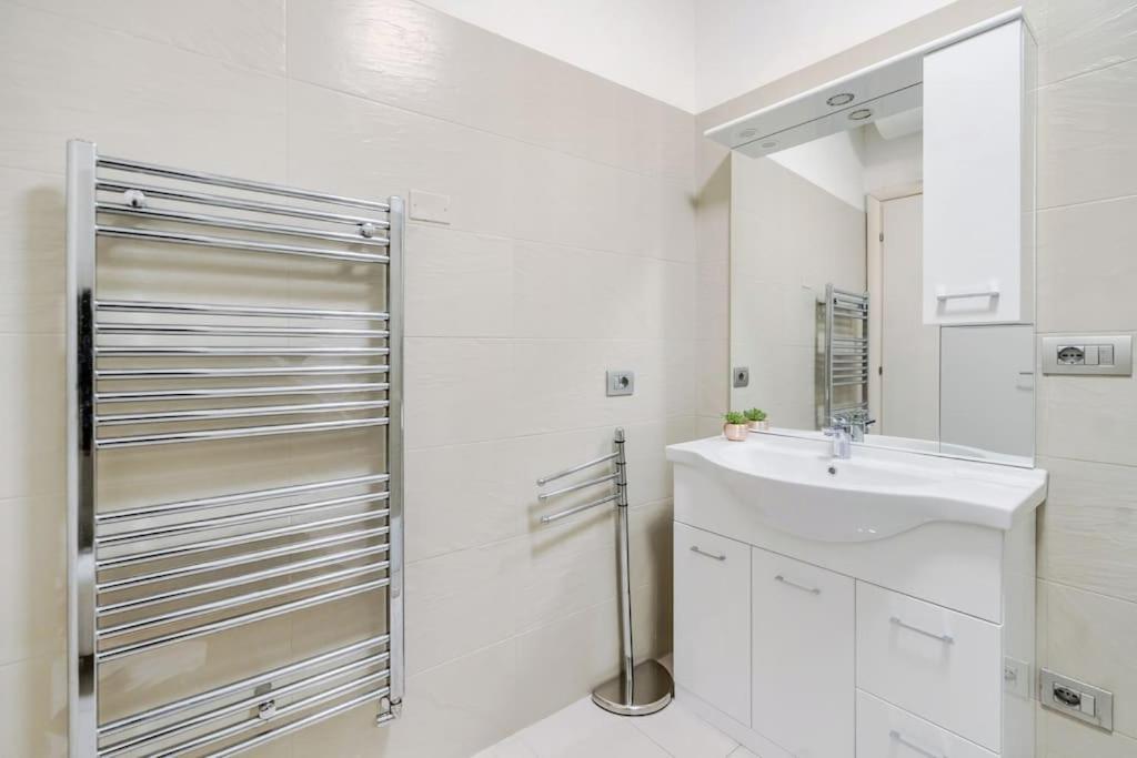 Duomo 15 Min Walk - Luxury Flat, Netflix And Wi-fi Apartment *